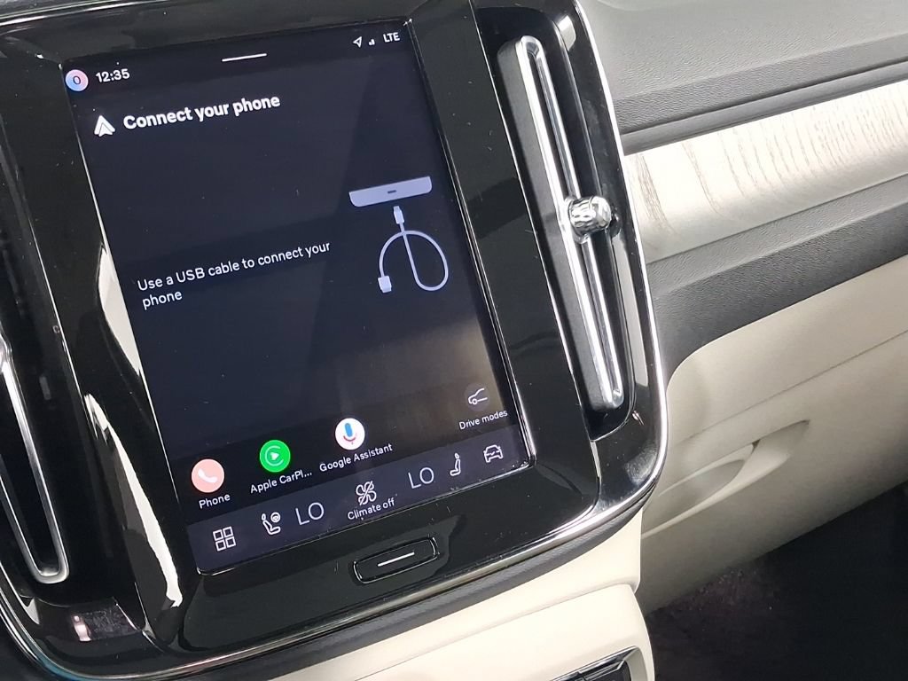 Certified 2026 Volvo XC40 B5 Plus AWD/4WD image 28