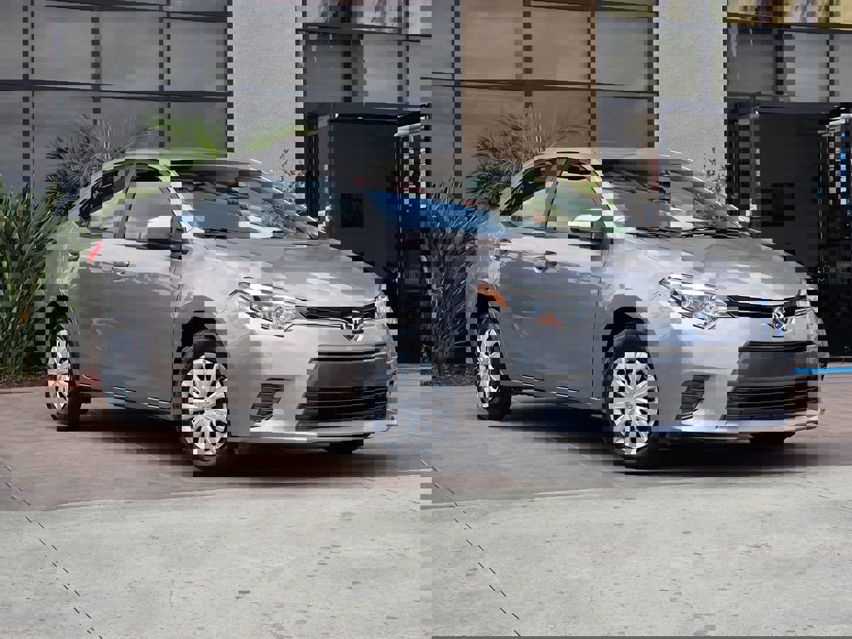 Used 2016 Toyota Corolla LE FWD image 3