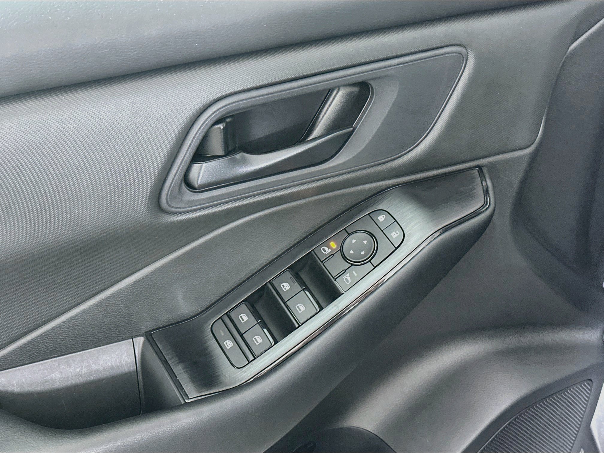 Used 2025 Nissan Rogue S FWD image 15