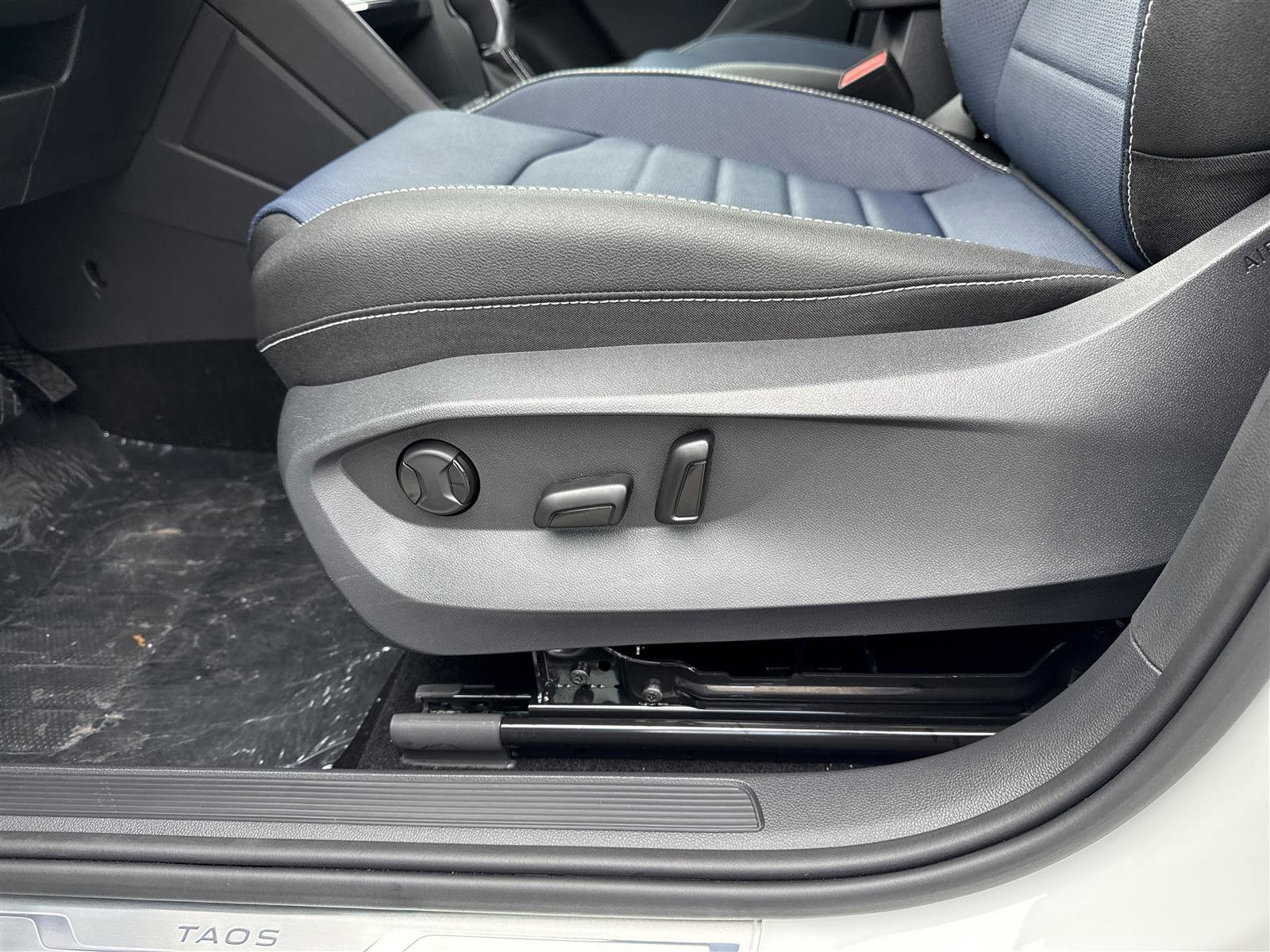 New 2025 Volkswagen Taos SEL image 14