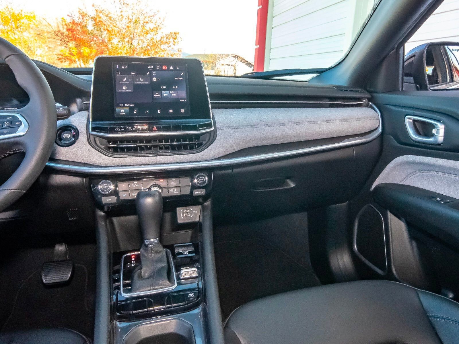 Used 2025 Jeep Compass Latitude image 38