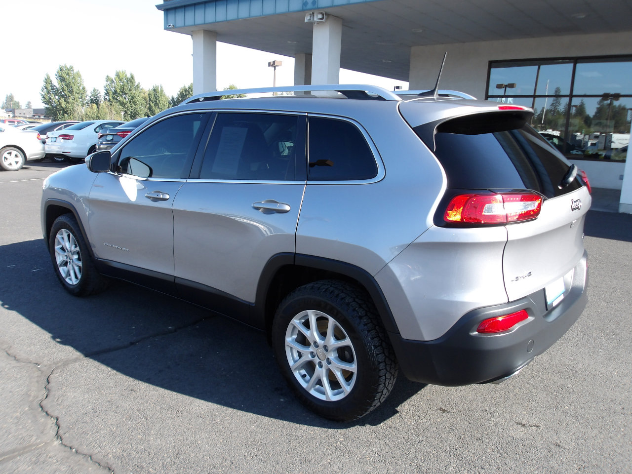 Used 2017 Jeep Cherokee Latitude w/ Comfort/Convenience Group image 3