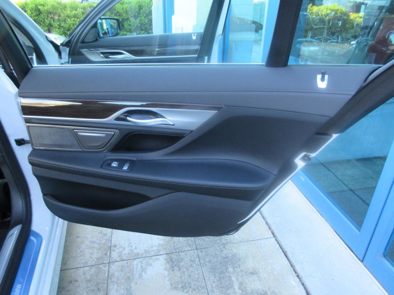 Used 2022 BMW 740i image 32