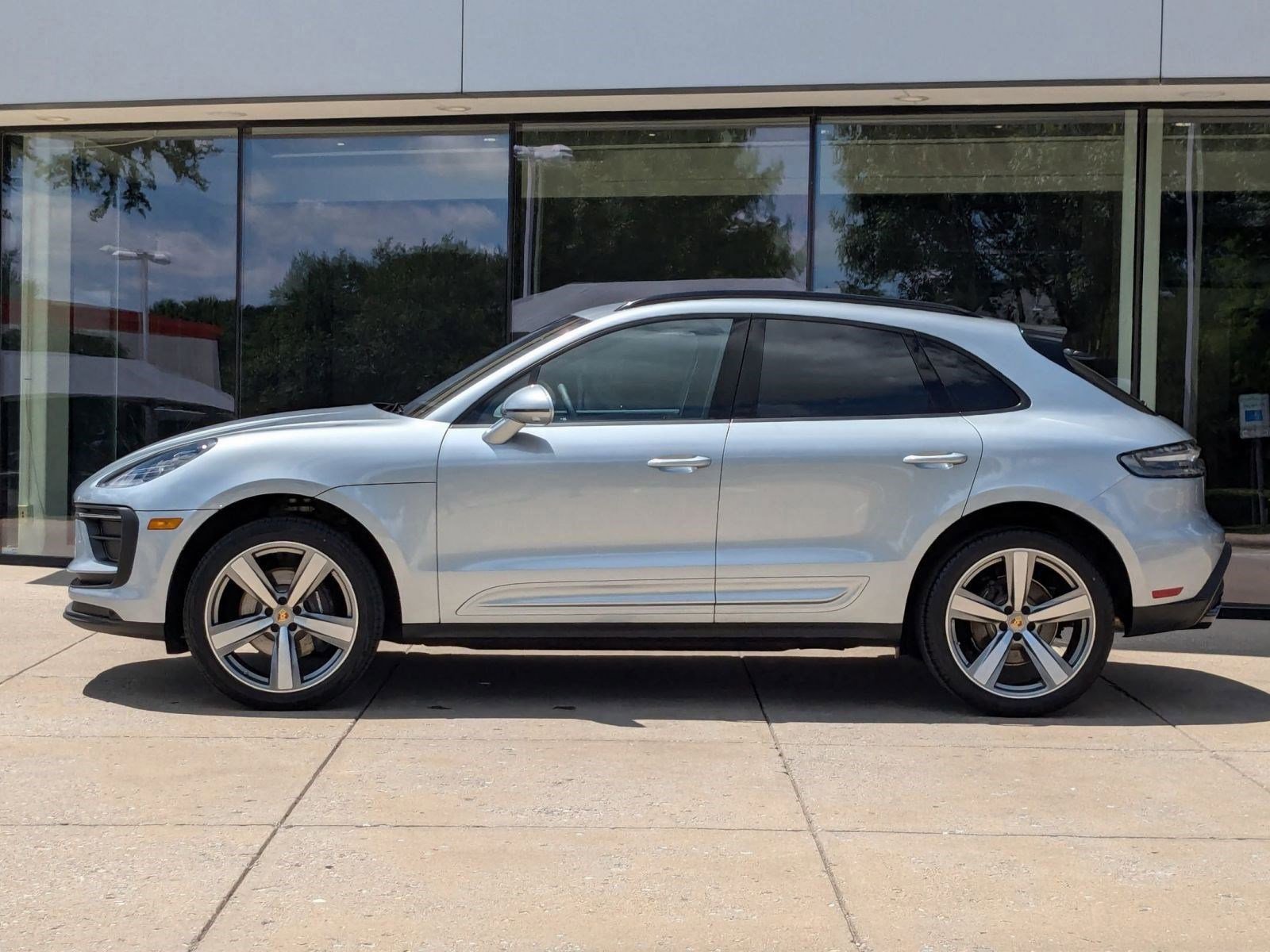 Certified 2025 Porsche Macan AWD/4WD image 2