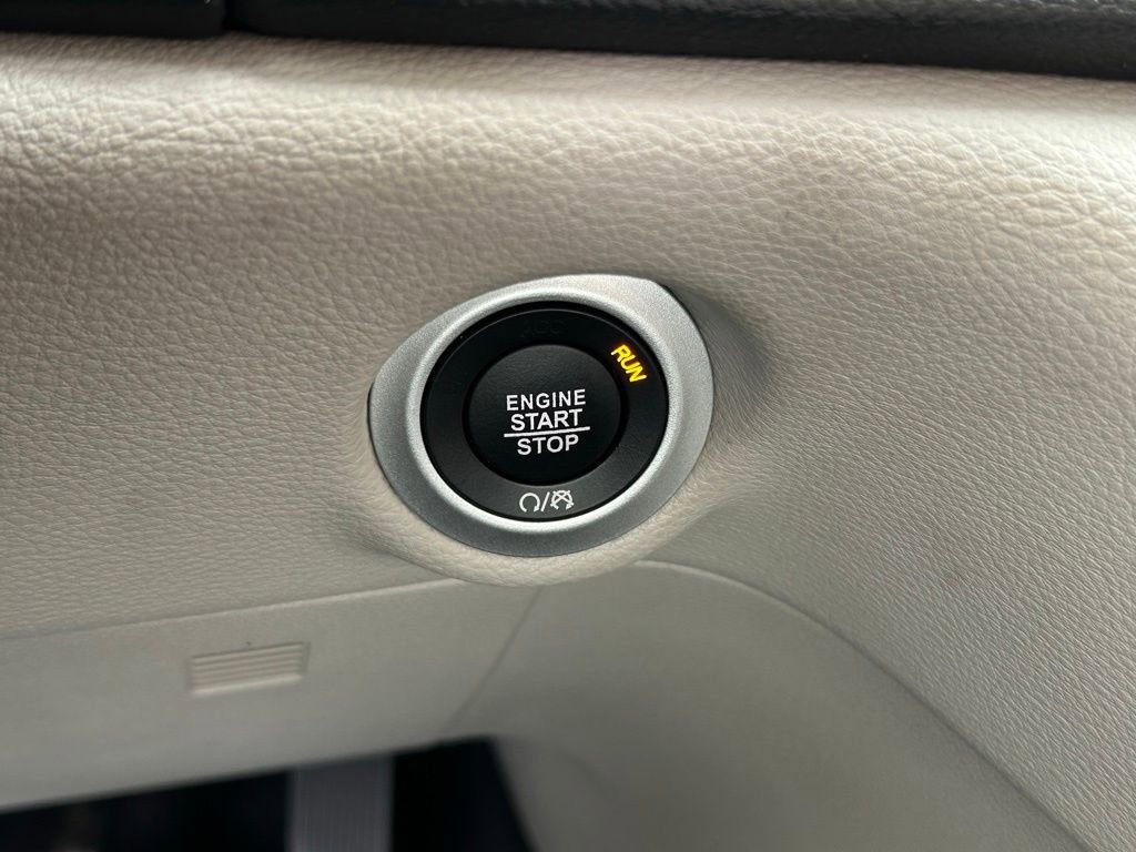 Certified 2022 Chrysler Pacifica Touring-L image 53