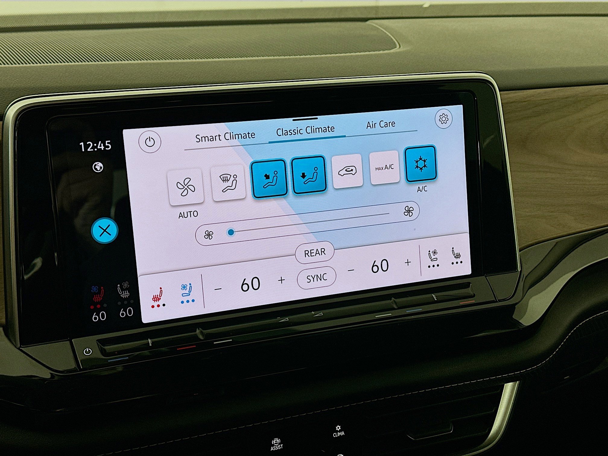 Used 2025 Volkswagen Atlas SE image 24