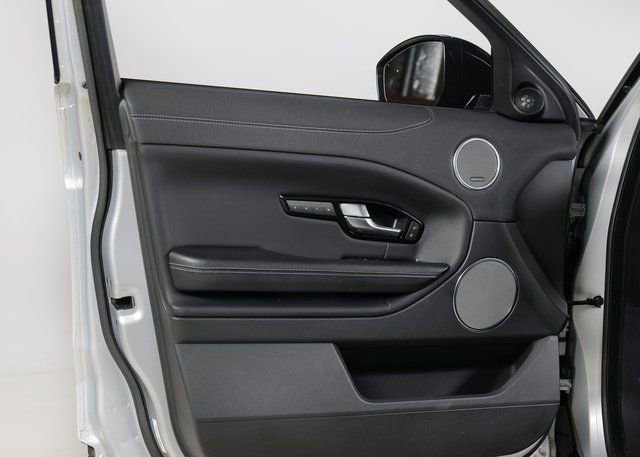 Used 2019 Land Rover Range Rover Evoque SE Premium image 26