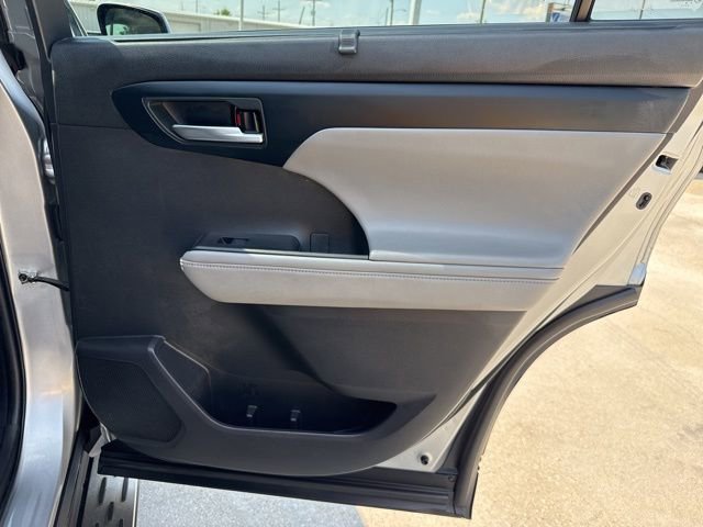 Used 2022 Toyota Highlander XLE image 11