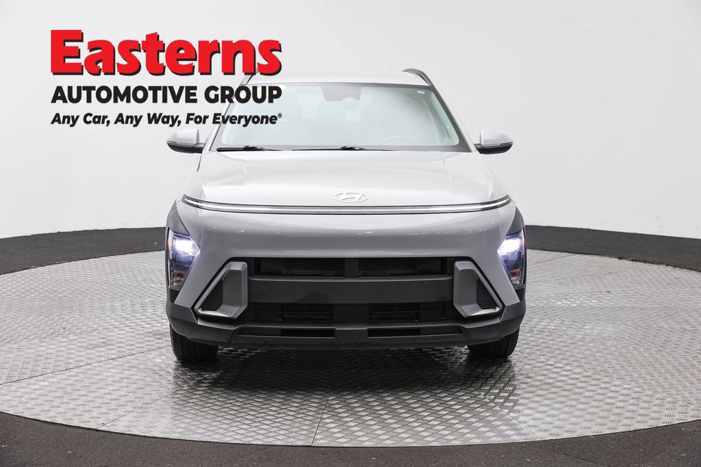Used 2025 Hyundai Kona SEL FWD image 2