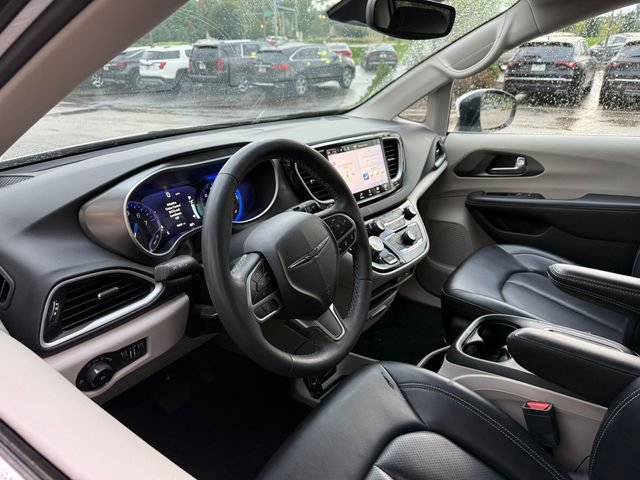 Used 2023 Chrysler Pacifica Touring-L FWD image 5