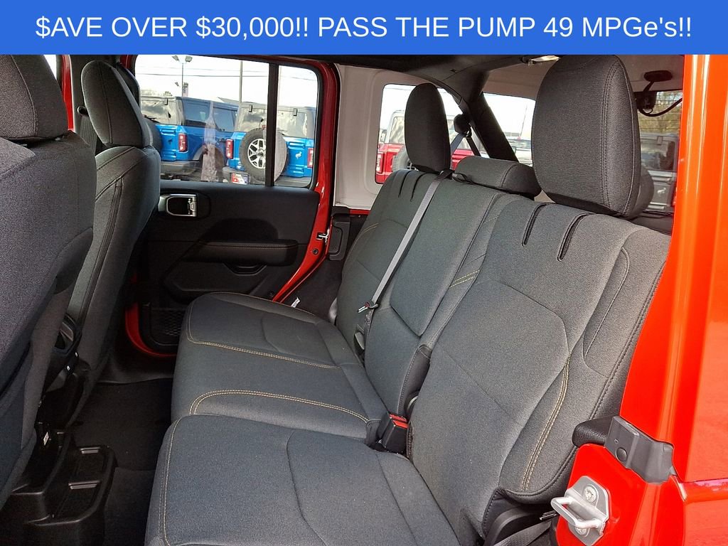 Used 2025 Jeep Wrangler Unlimited Sahara AWD/4WD image 11