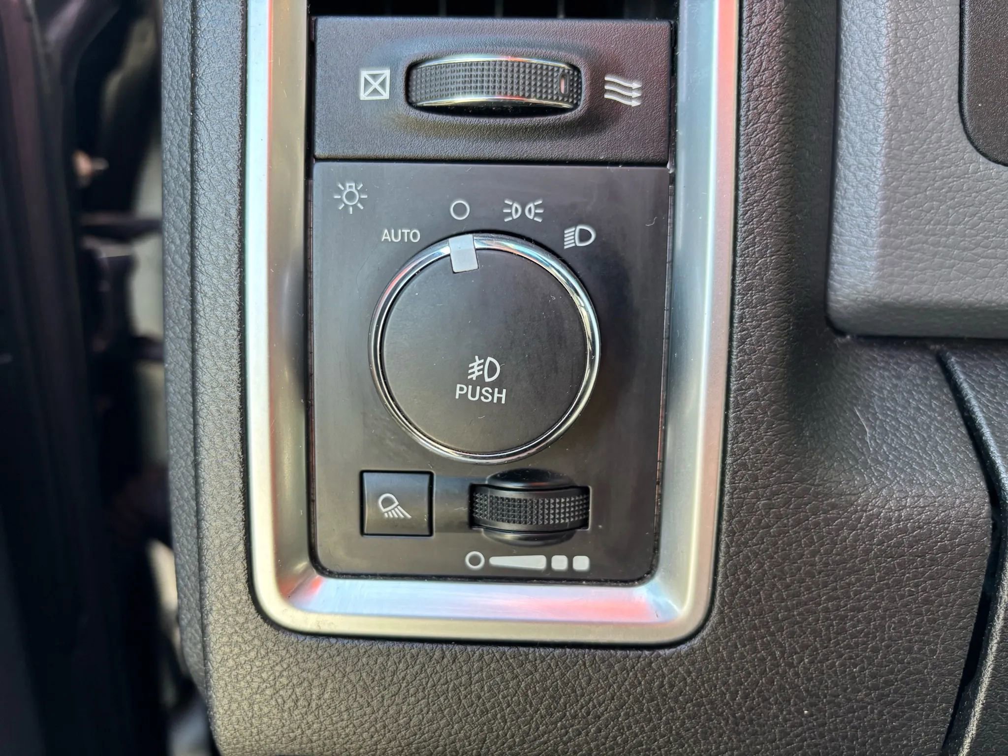 Used 2016 RAM 2500 SLT w/ Luxury Group image 22