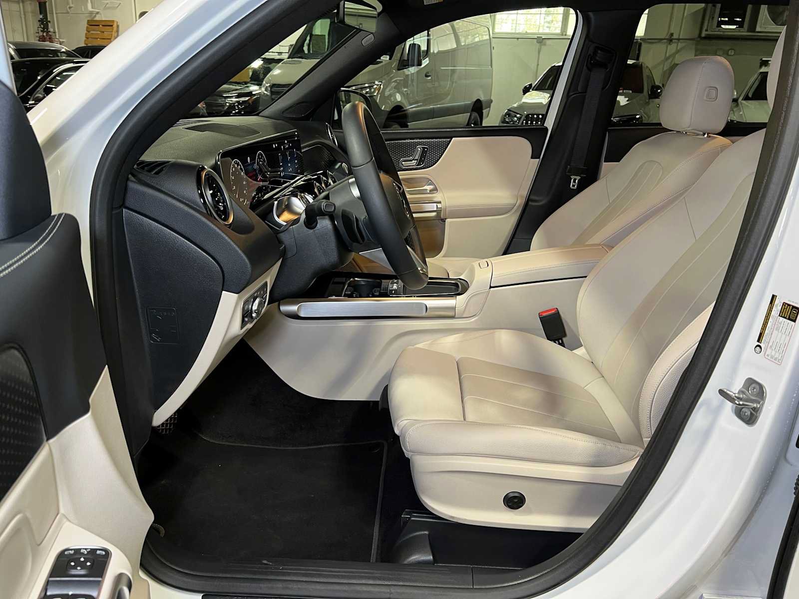 Used 2025 Mercedes-Benz GLB 250 4MATIC image 25