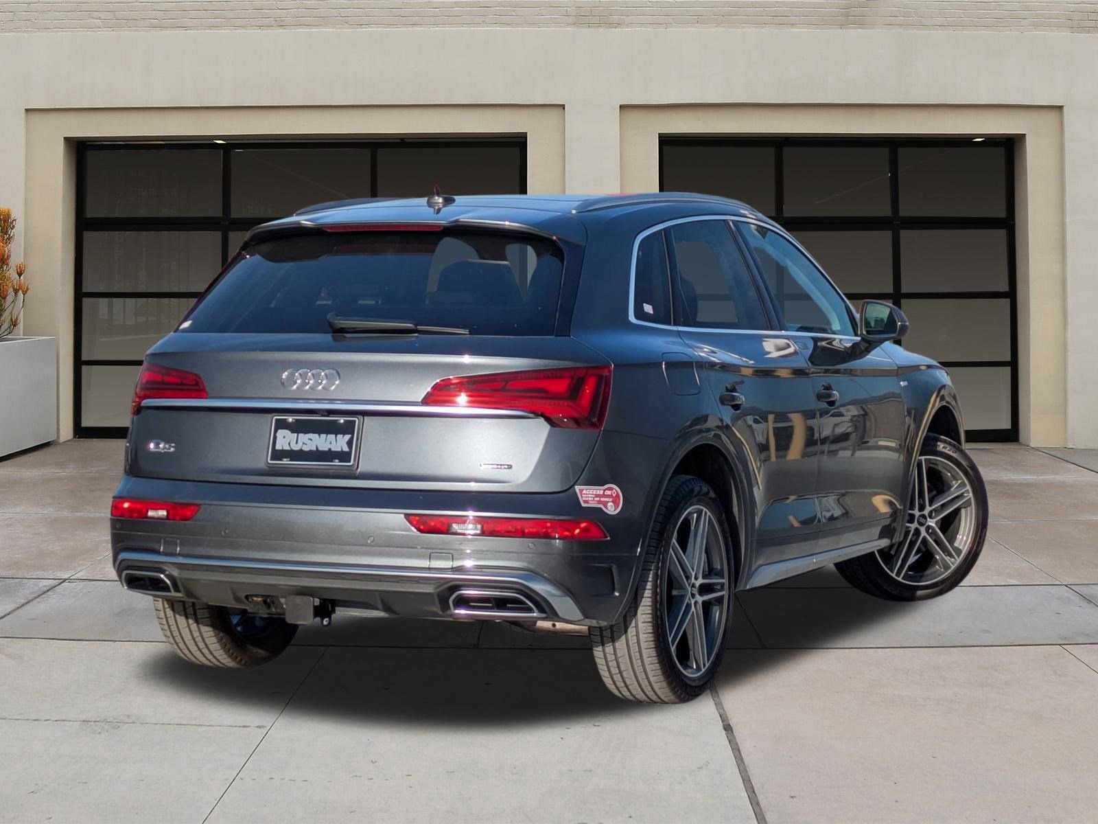 Used 2024 Audi Q5 e Premium Plus w/ Premium Plus Package image 4