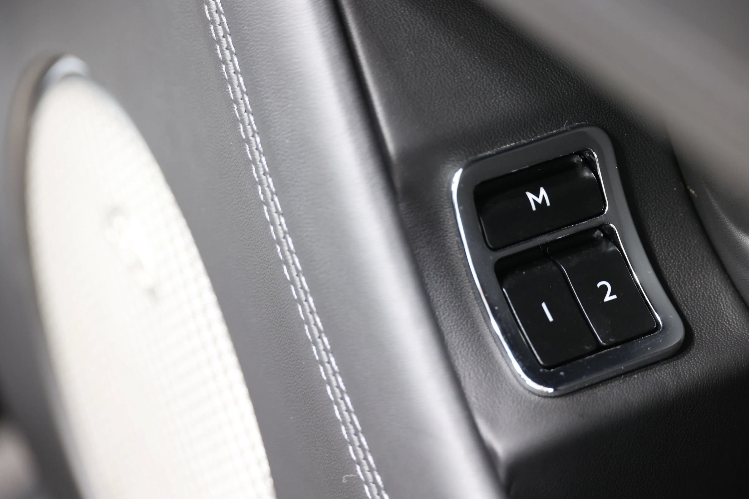 Used 2020 Bentley Bentayga Plug-In Hybrid AWD/4WD image 94