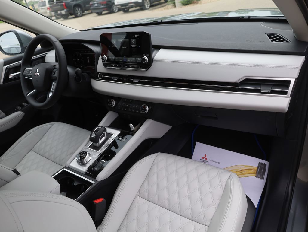New 2025 Mitsubishi Outlander SEL image 16