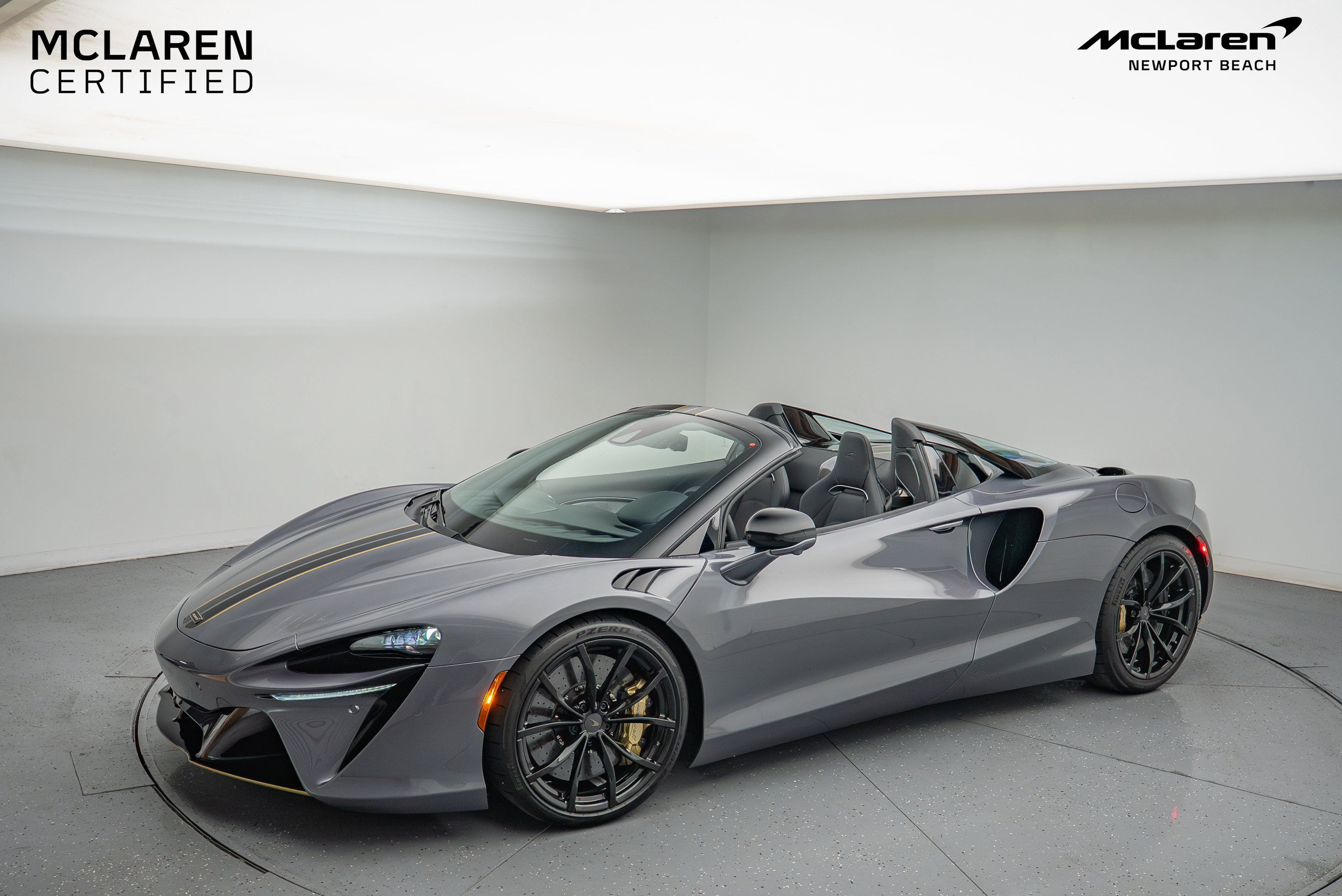 Used 2025 McLaren Artura Spider image 12