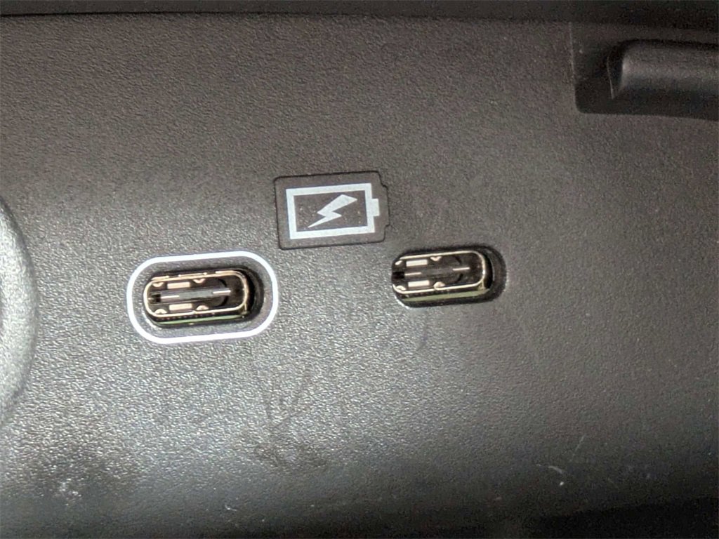 Used 2023 Volvo XC40 B5 Plus AWD/4WD image 24