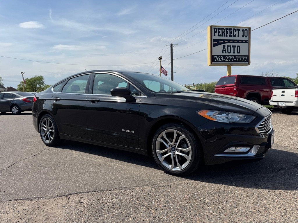 Used 2017 Ford Fusion SE w/ Equipment Group 601A image 2