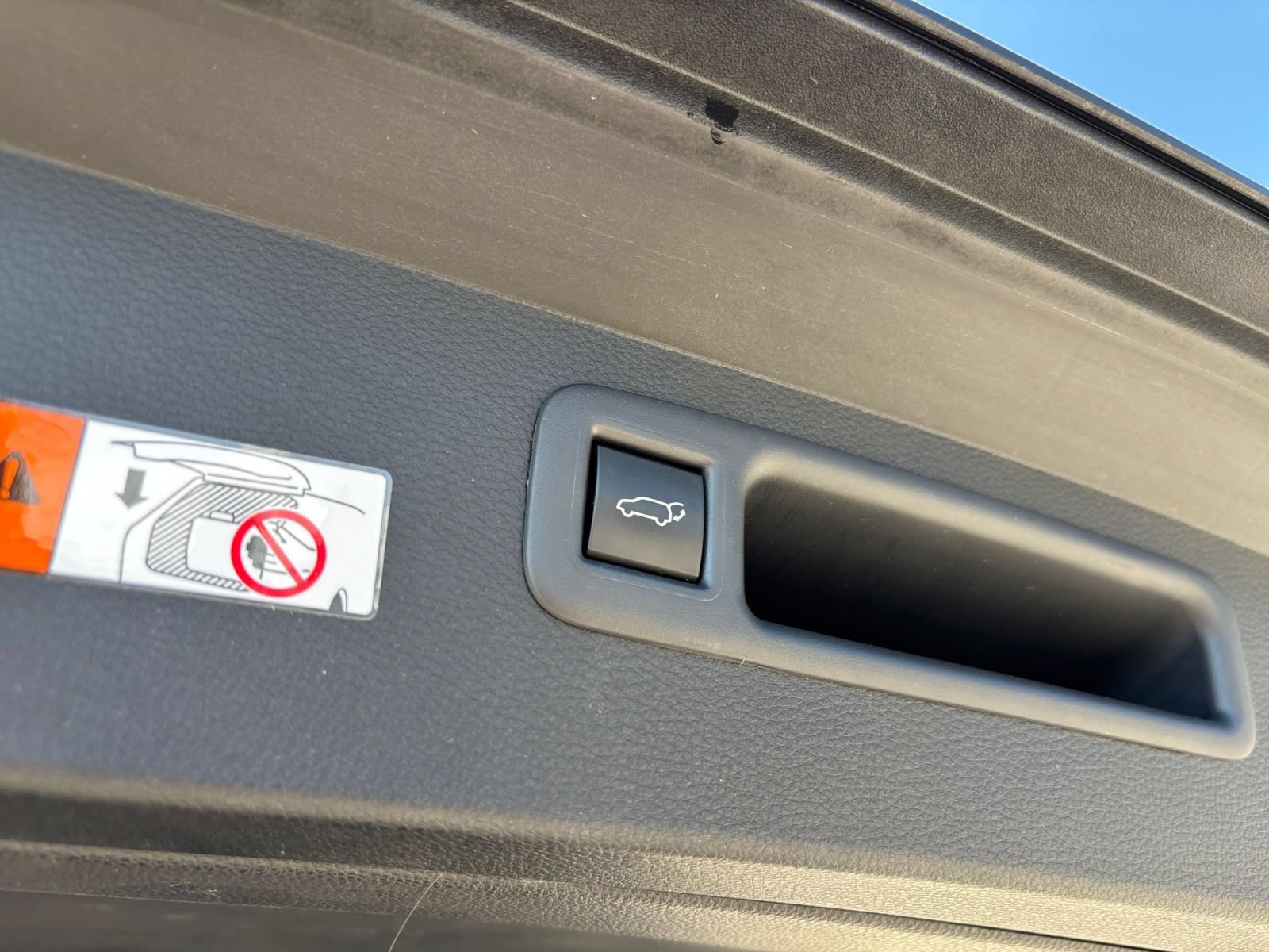 Used 2025 Toyota Highlander LE FWD image 19