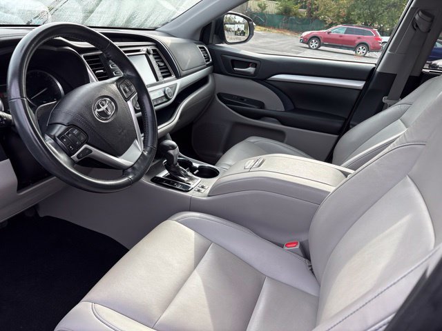 Used 2019 Toyota Highlander XLE AWD/4WD image 5