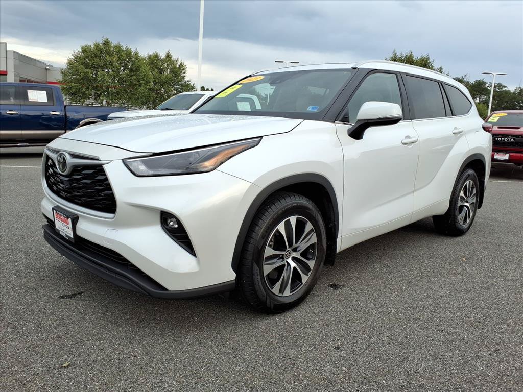 Used 2023 Toyota Highlander XLE AWD/4WD image 16