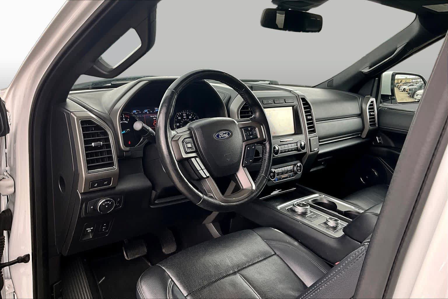 Used 2019 Ford Expedition XLT w/ Equipment Group 202A AWD/4WD image 17