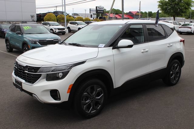 Used 2024 Kia Seltos LX AWD/4WD image 2