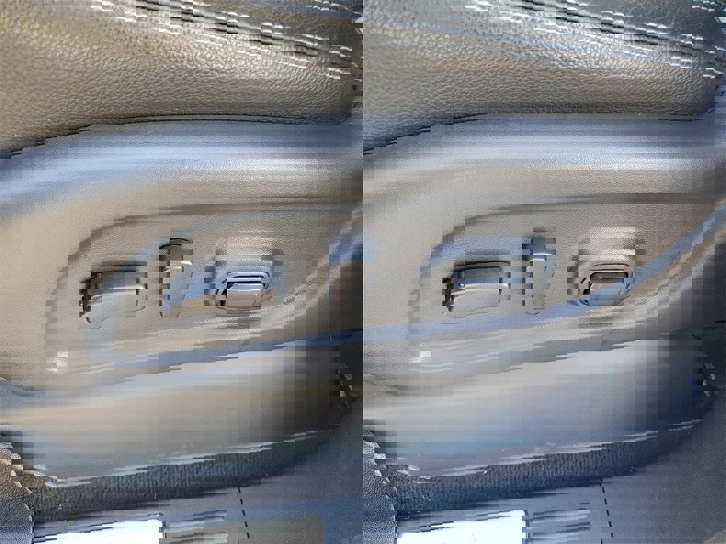 Used 2020 Nissan Titan SL w/ Moonroof Package image 7