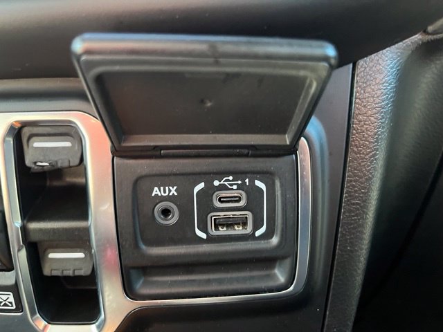 Used 2022 Jeep Wrangler Unlimited Sahara AWD/4WD image 34