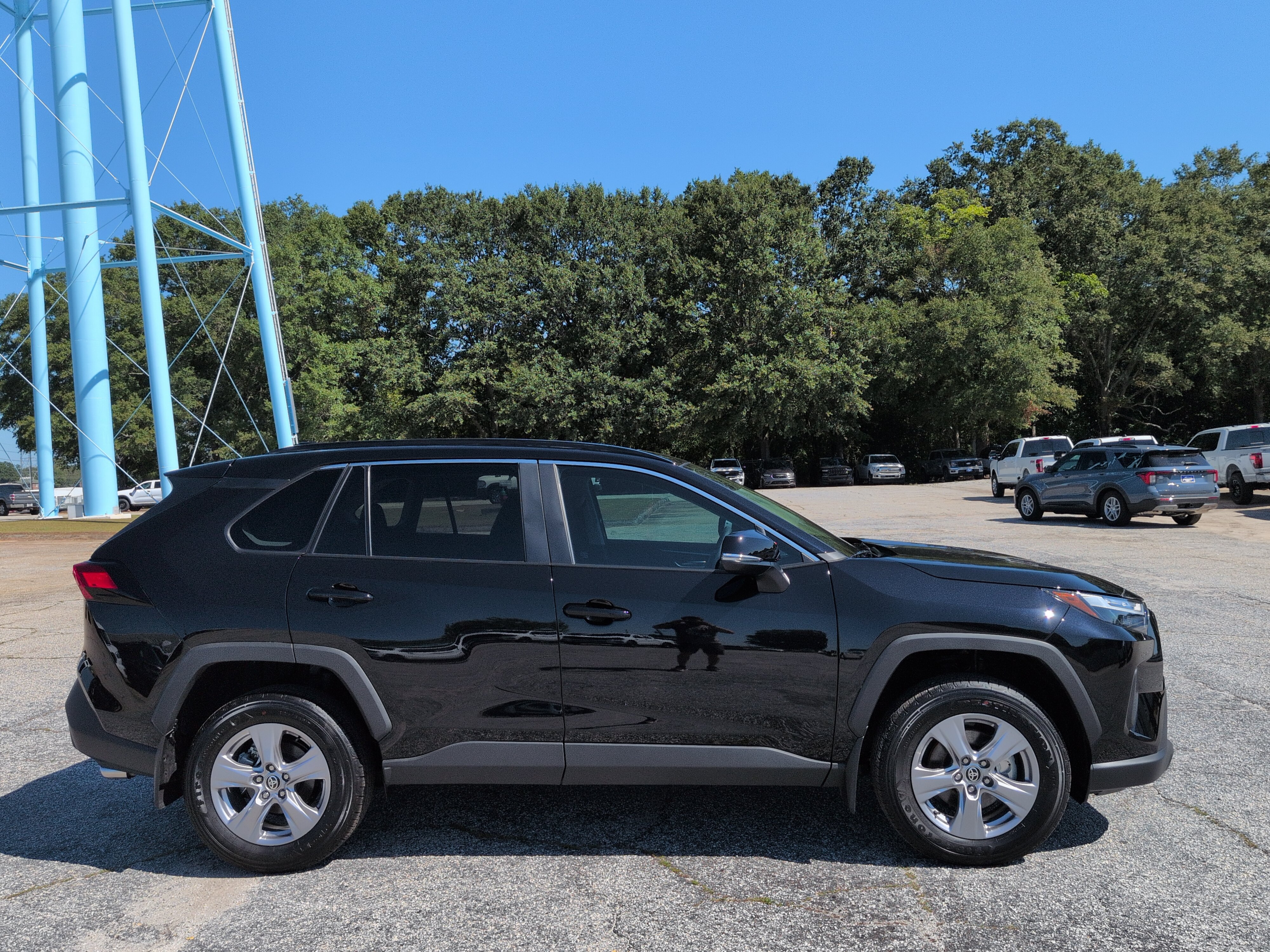 Used 2025 Toyota RAV4 XLE w/ Convenience Package FWD image 2