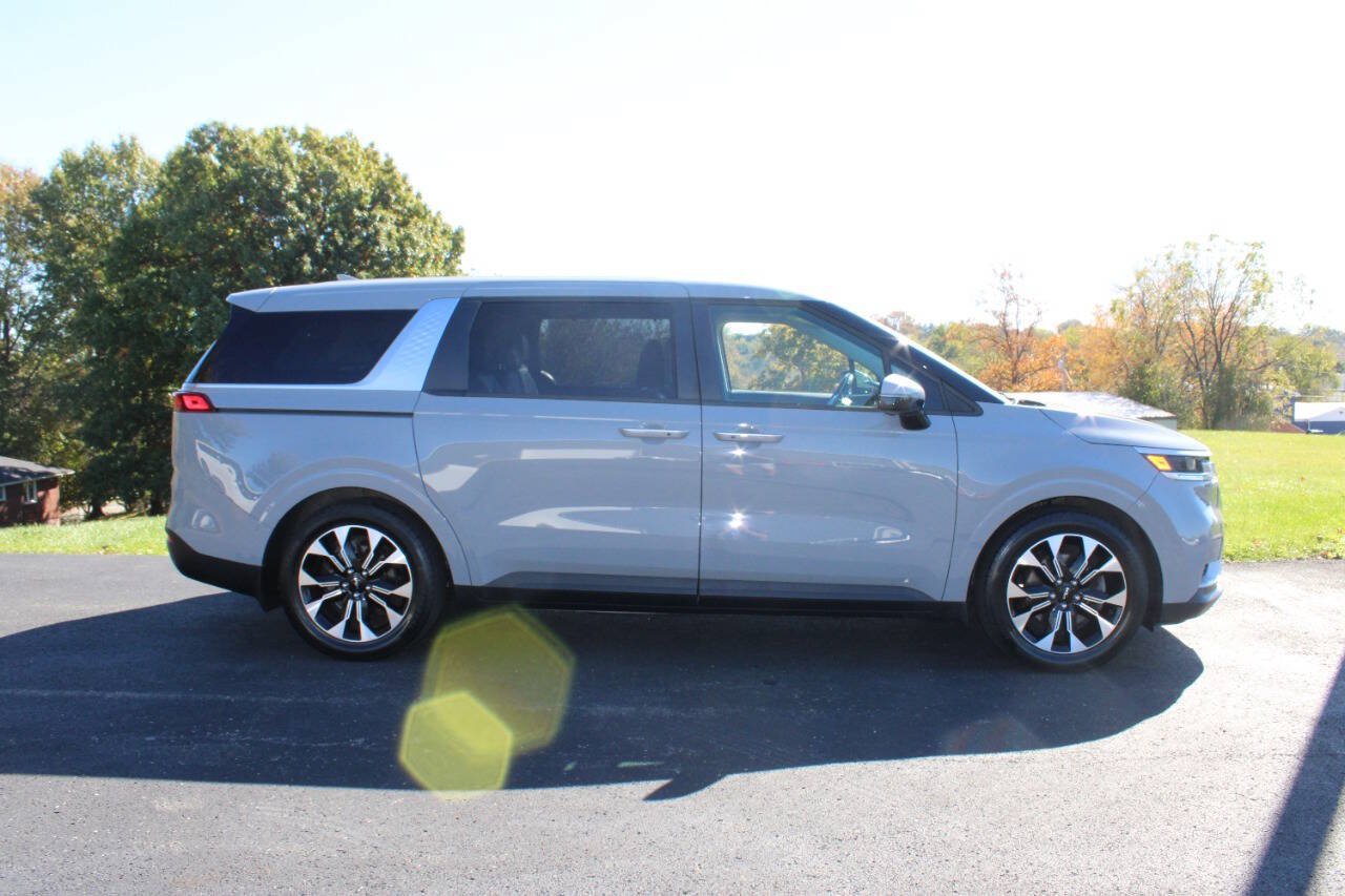 Used 2022 Kia Carnival EX FWD image 2