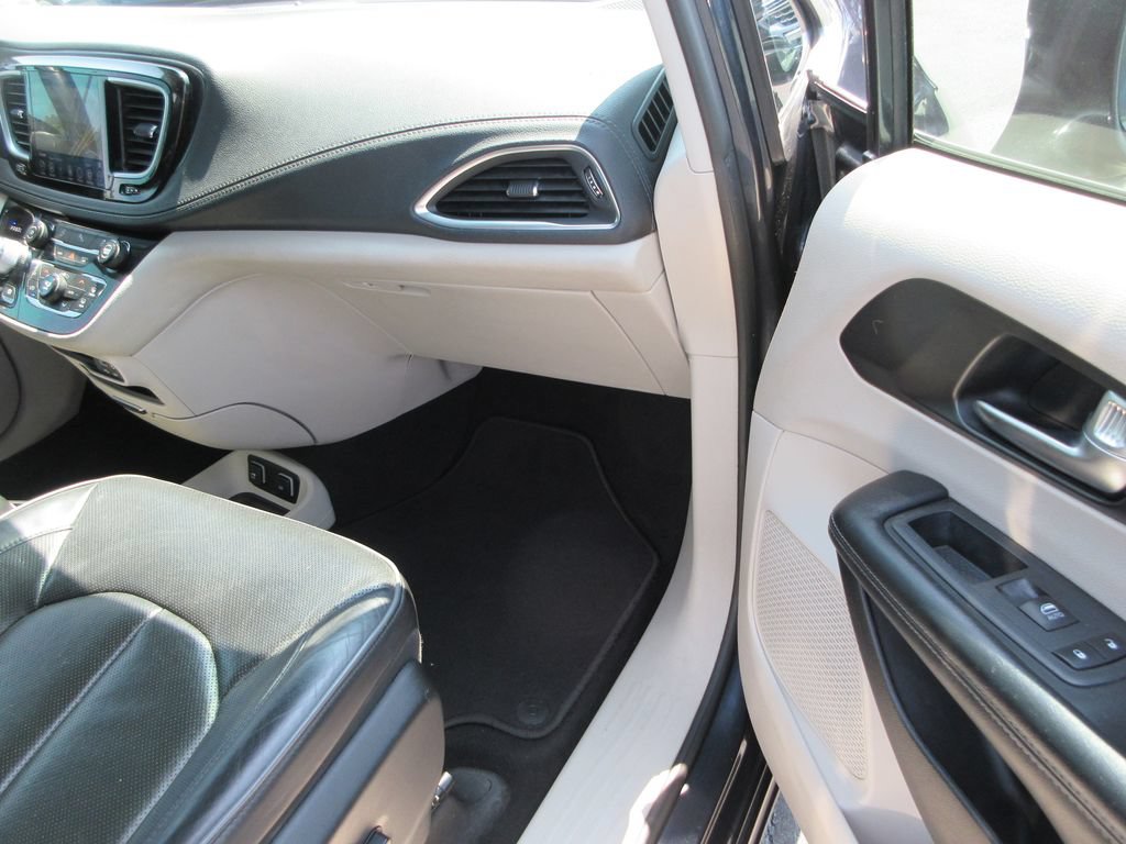Used 2020 Chrysler Pacifica Limited FWD image 19