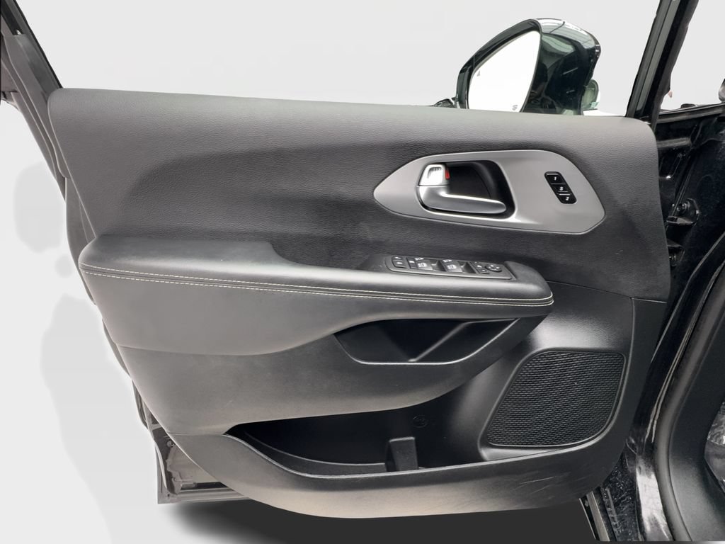 Used 2025 Chrysler Pacifica Limited FWD image 21