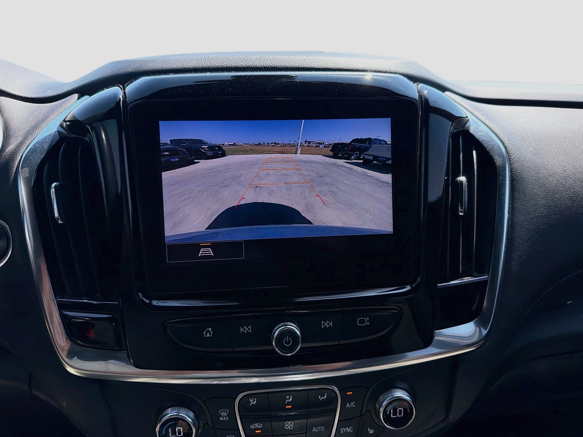Used 2022 Chevrolet Traverse LT FWD image 16