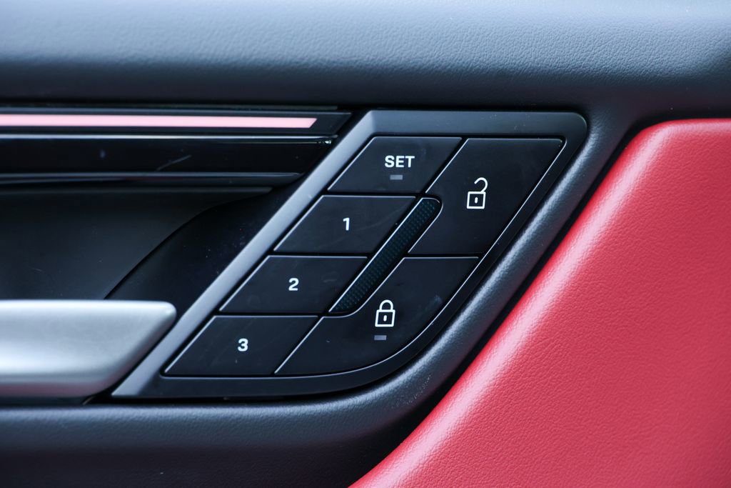 Certified 2025 Porsche Macan 4 Electric image 31