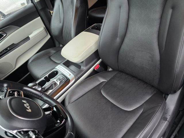 Certified 2022 Kia Carnival LX image 26