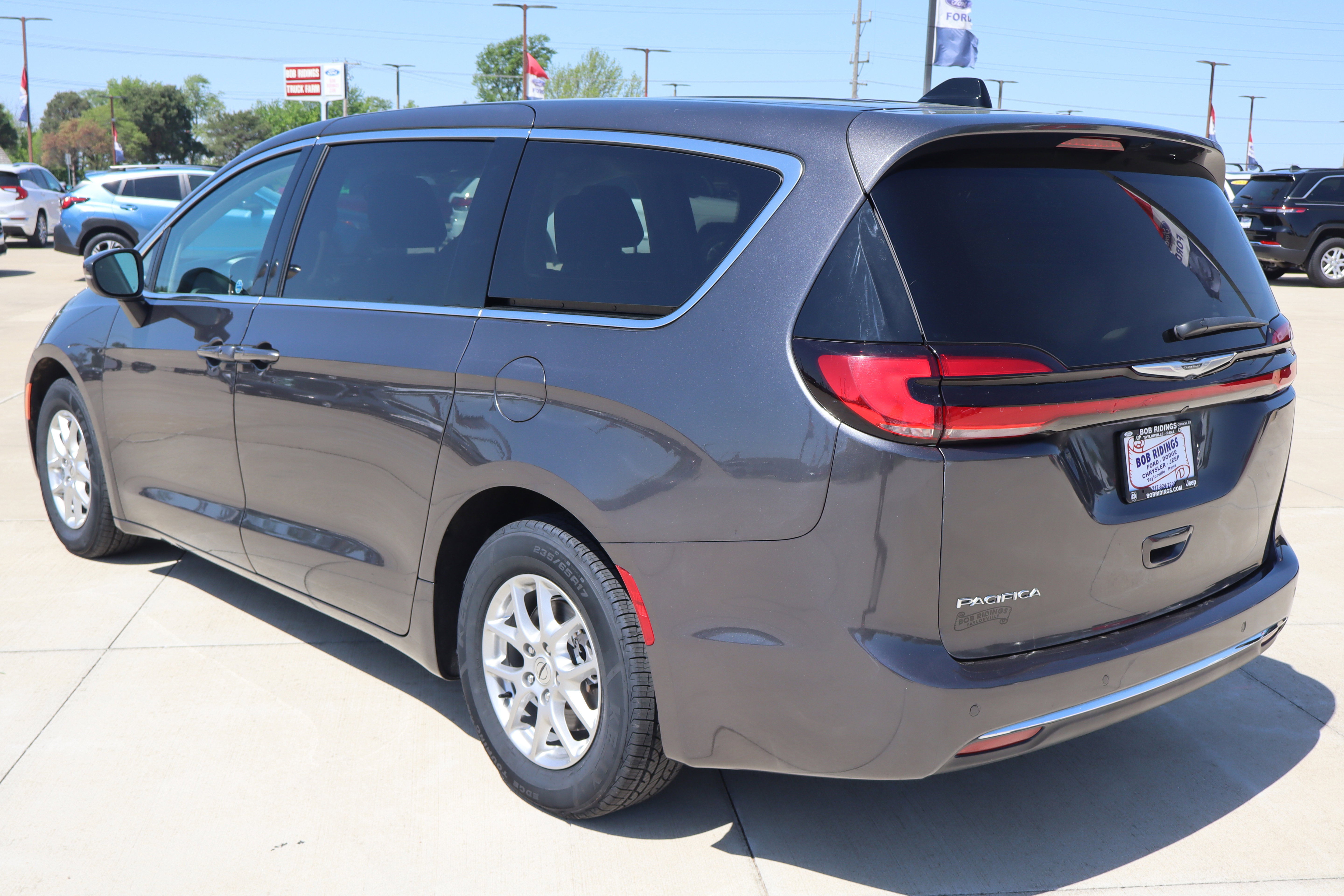 Used 2023 Chrysler Pacifica Touring-L FWD image 8