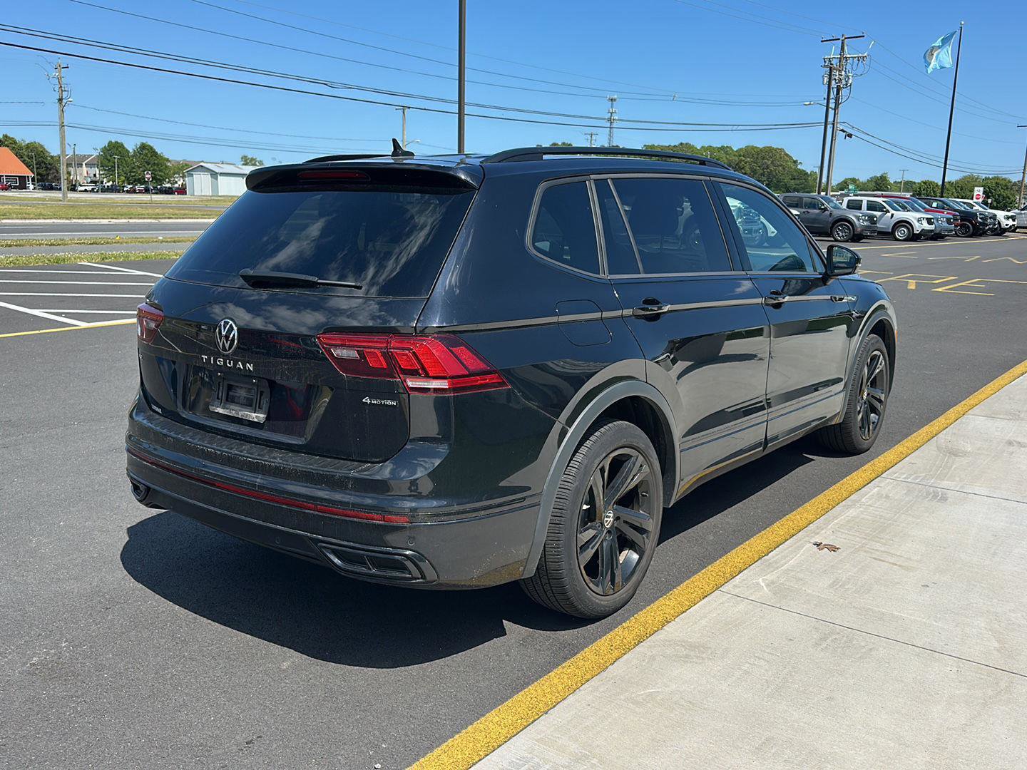 Used 2024 Volkswagen Tiguan SE R-Line AWD/4WD image 5