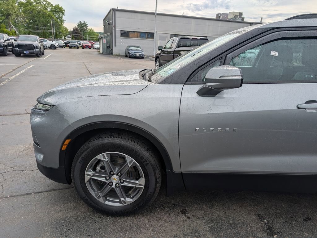 Used 2023 Chevrolet Blazer LT AWD/4WD image 2