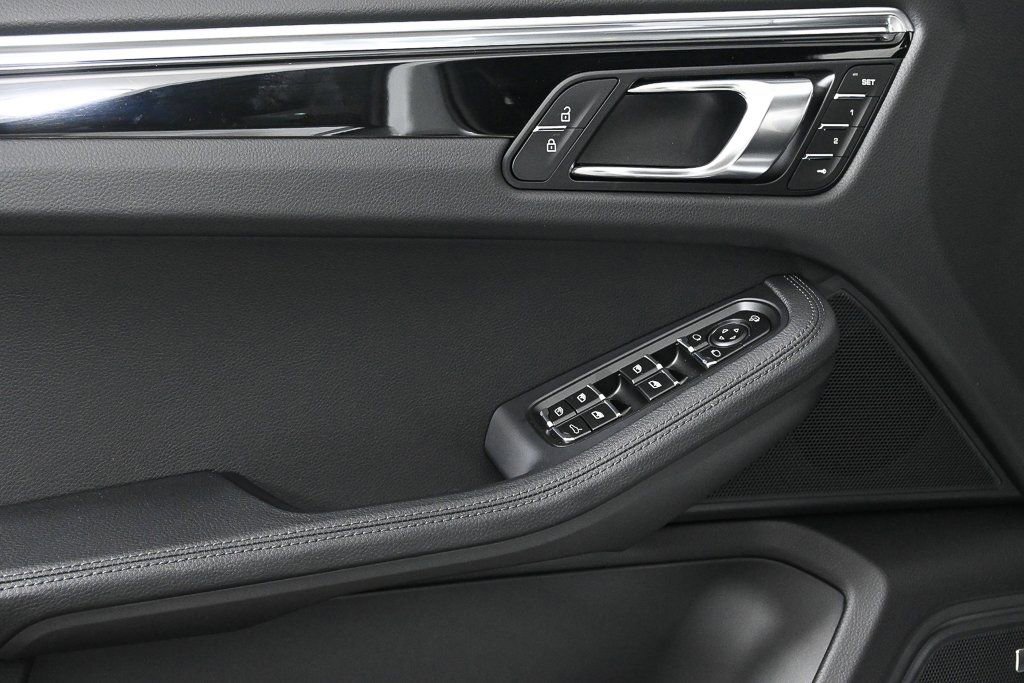 New 2026 Porsche Macan AWD image 6