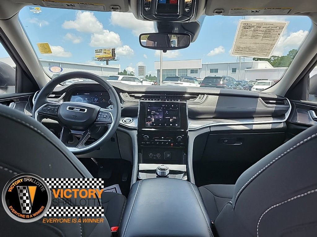 Certified 2023 Jeep Grand Cherokee Laredo image 3