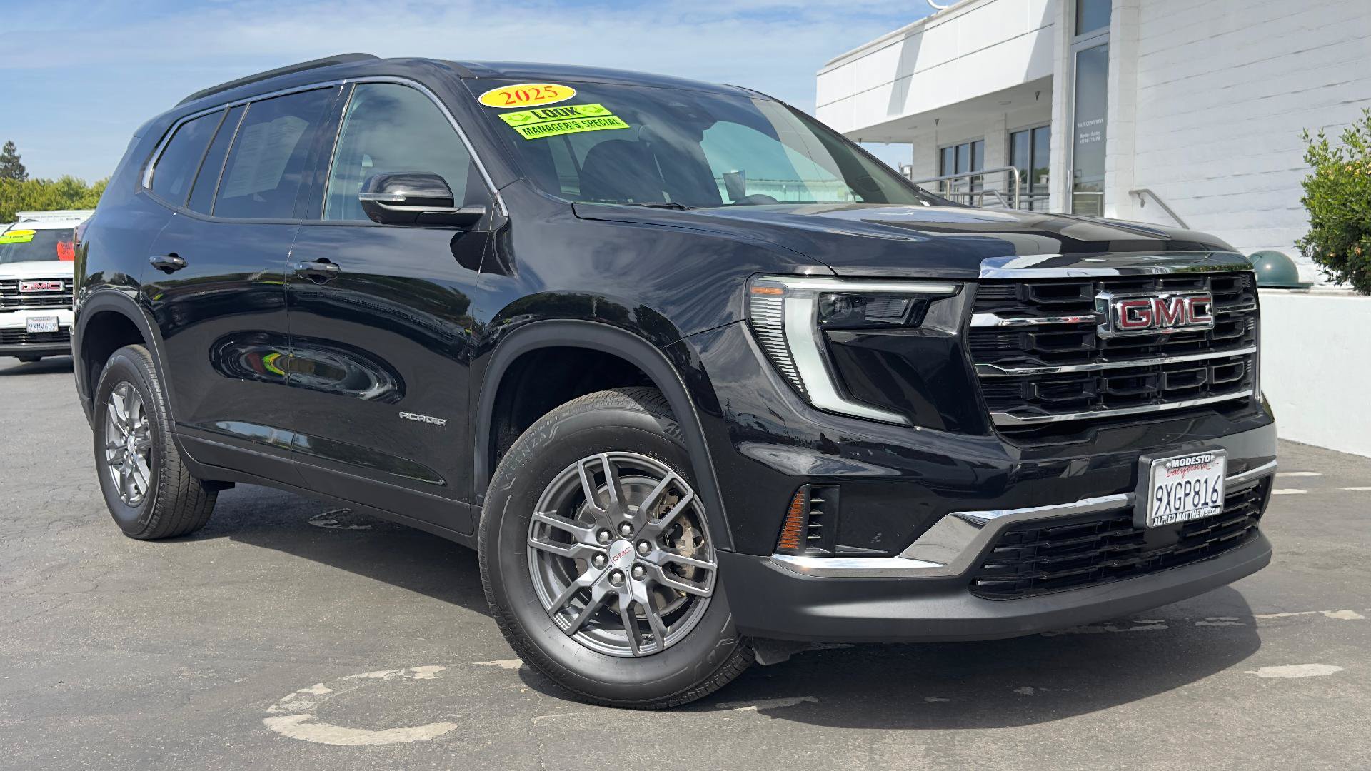 Used 2025 GMC Acadia Elevation FWD image 1