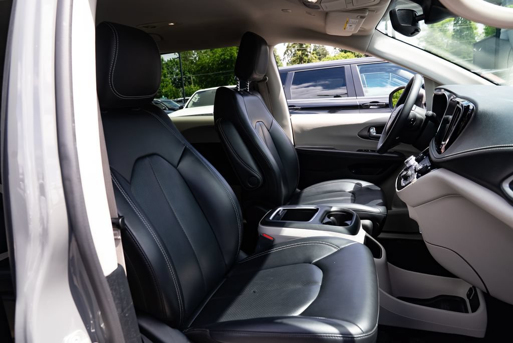 Used 2023 Chrysler Pacifica Touring-L FWD image 22