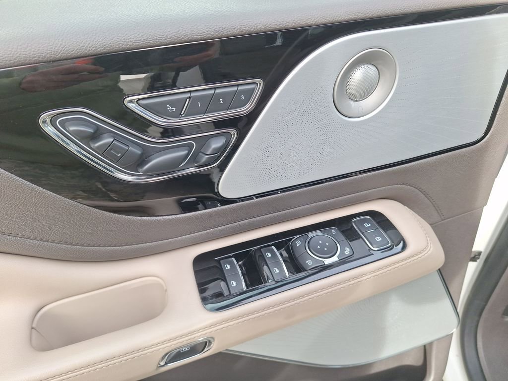 Used 2020 Lincoln Aviator Reserve w/ Equipment Group 202A image 14