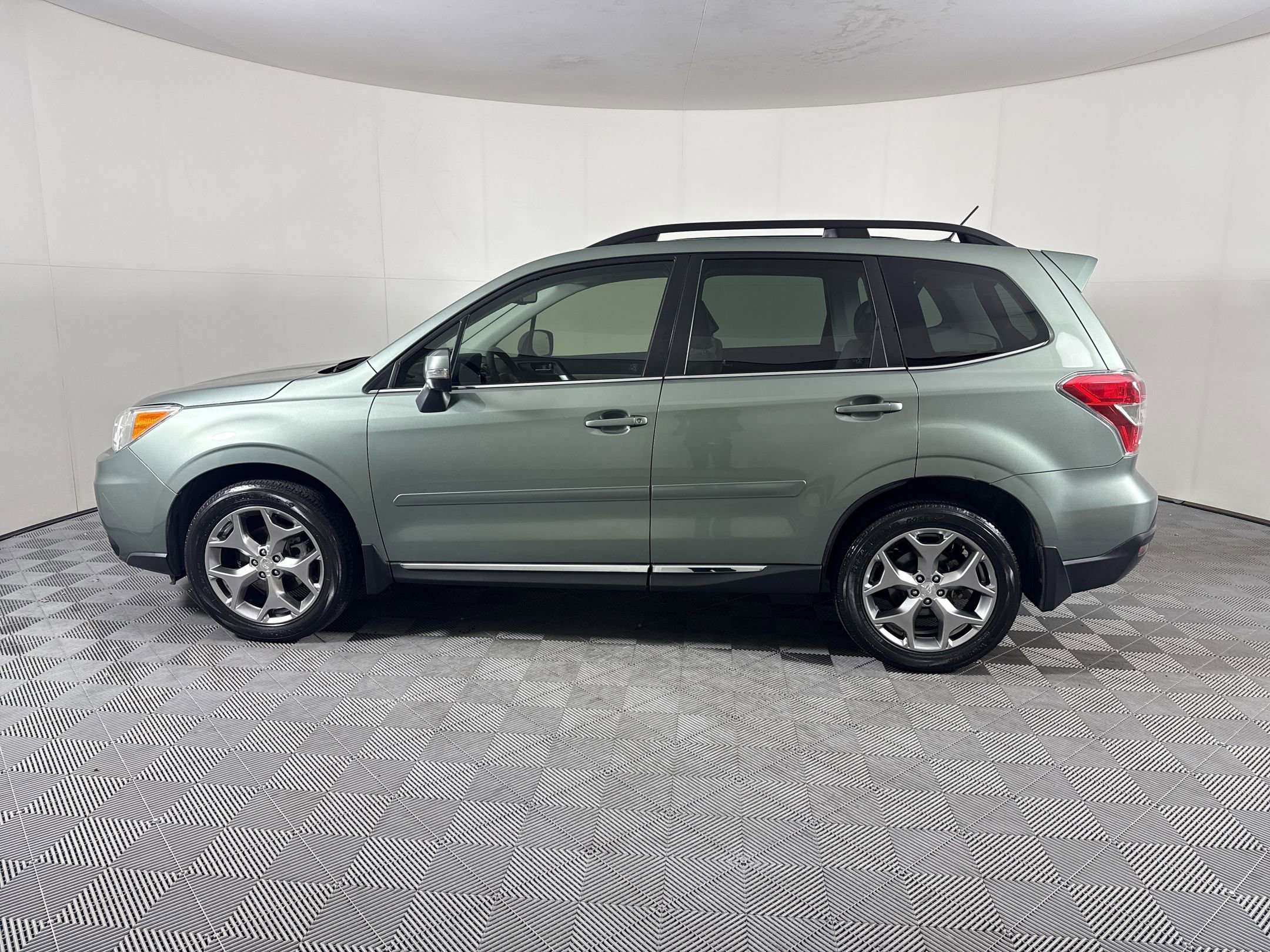 Used 2015 Subaru Forester 2.5i Touring w/ Eyesight & Navigation System AWD/4WD image 2