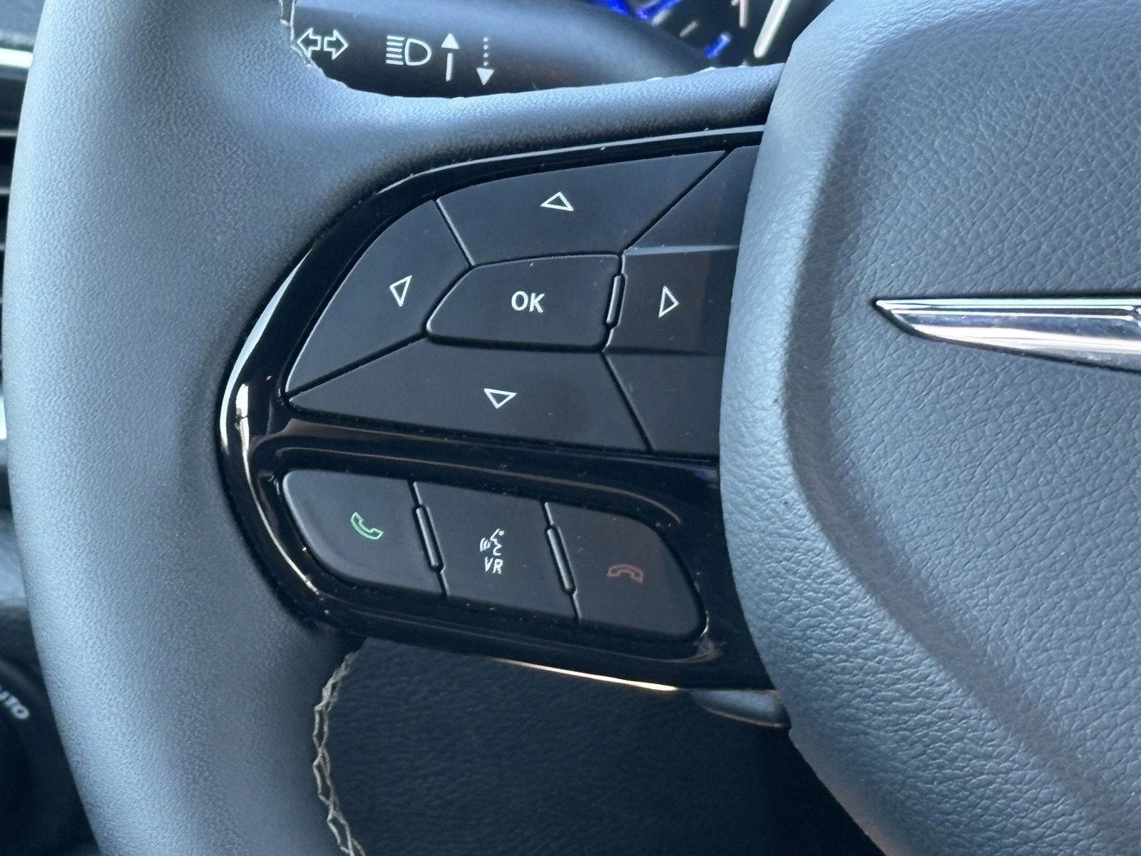 Used 2025 Chrysler Pacifica Limited image 11