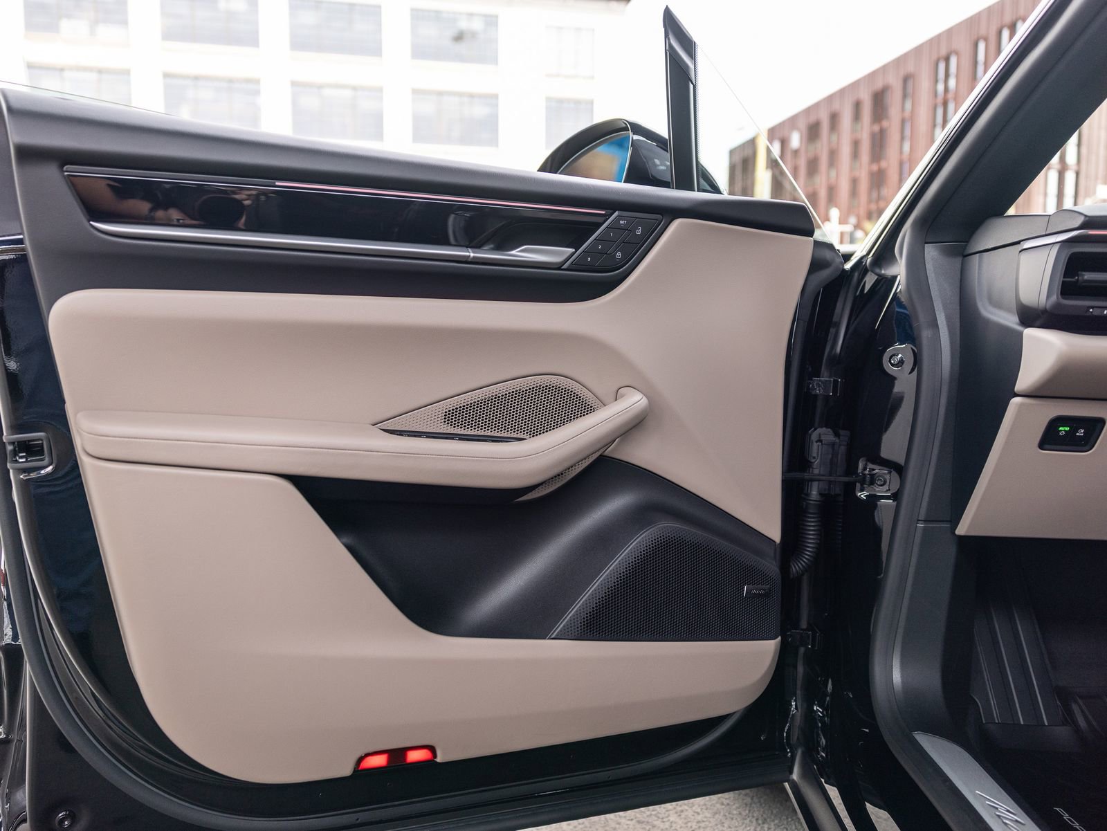 Certified 2025 Porsche Macan Electric image 37