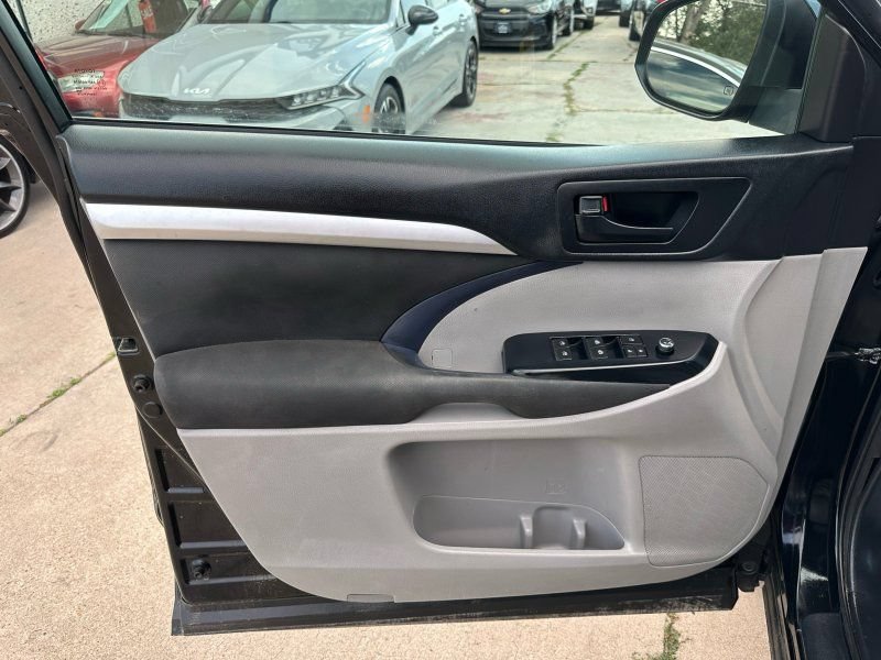 Used 2017 Toyota Highlander LE FWD image 11