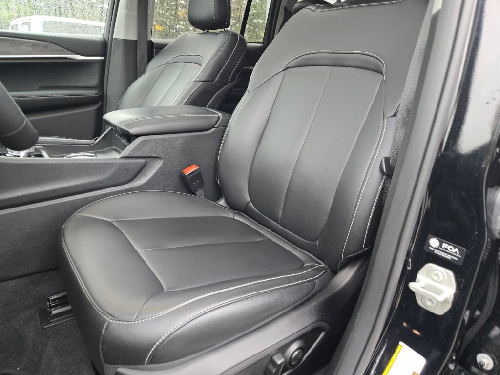Used 2024 Jeep Grand Cherokee Limited w/ Black Appearance Package AWD/4WD image 27